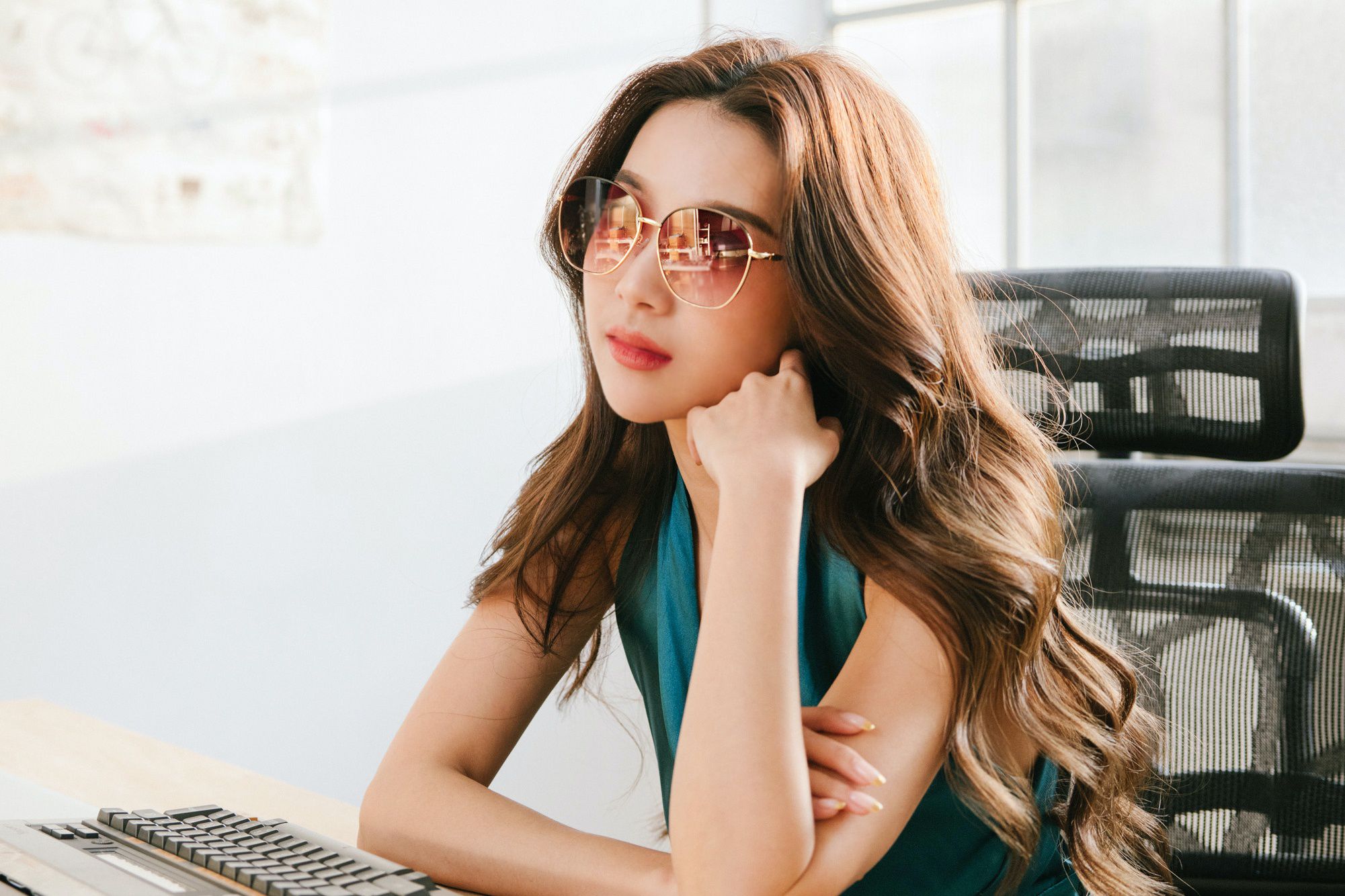 ALEGANT - 經典款百搭日落玫瑰紅細黑勾勒半圓框墨鏡│UV400太陽眼鏡