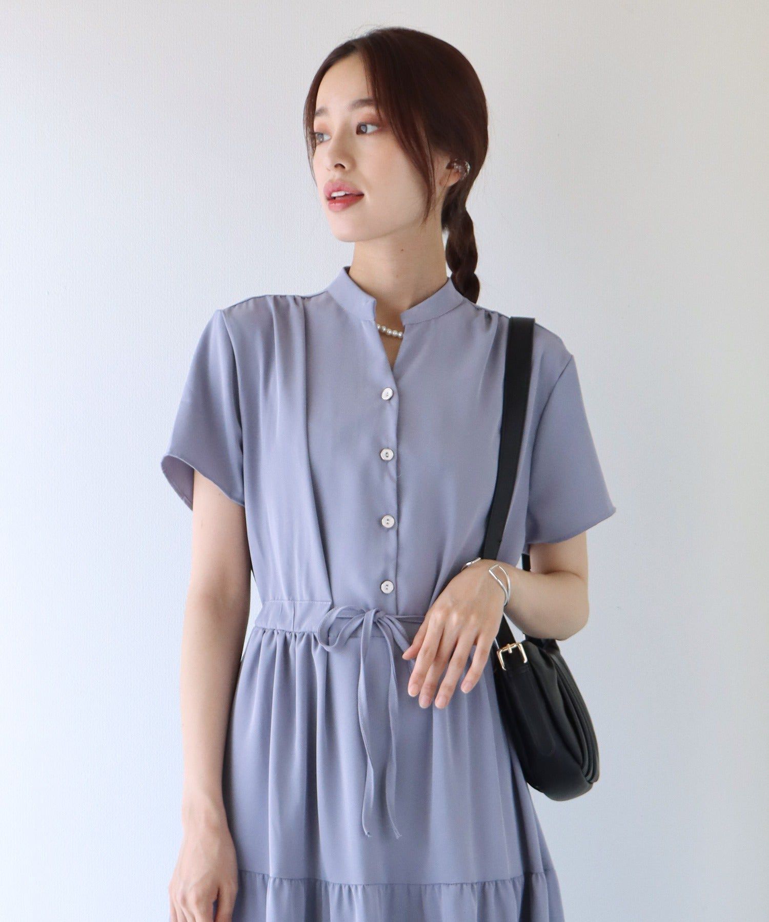 日本 BLUE EAST - 氣質小V領排釦短袖洋裝-碎花-深藍 (M(Free))