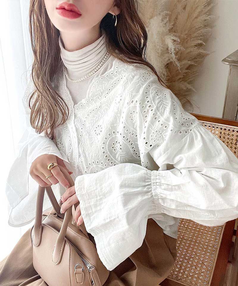 日本 Classical Elf - 小清新花朵領雕花長袖上衣-摩卡