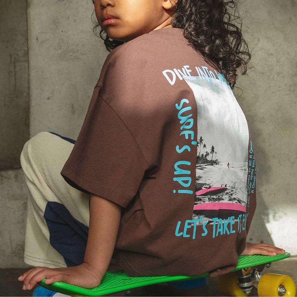 美式寬鬆感印花五分袖上衣-背後照片-深咖啡