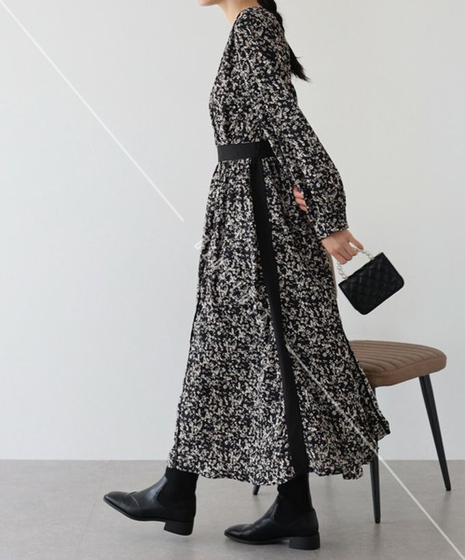 日本 BLUE EAST - 成熟花卉飄逸感V領長袖洋裝-摩卡