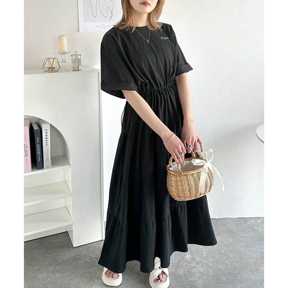 簡約logo刺繡 腰抽繩分層短袖洋裝-黑