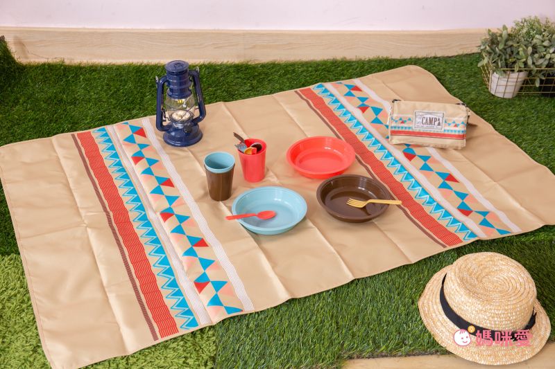 日本現代百貨 - 圖騰輕便野餐墊(附收納袋/地釘*4)(2-3人)-藍 (140x90cm)