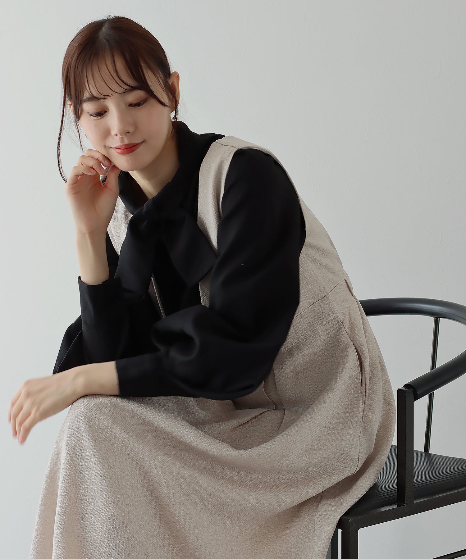 日本 BLUE EAST - 柔美扭結氣球長袖襯衫-黑