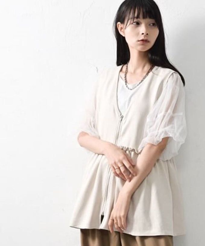 日本 ELENCARE DUE - 麂皮V領層次感傘擺拉鏈背心-象牙白