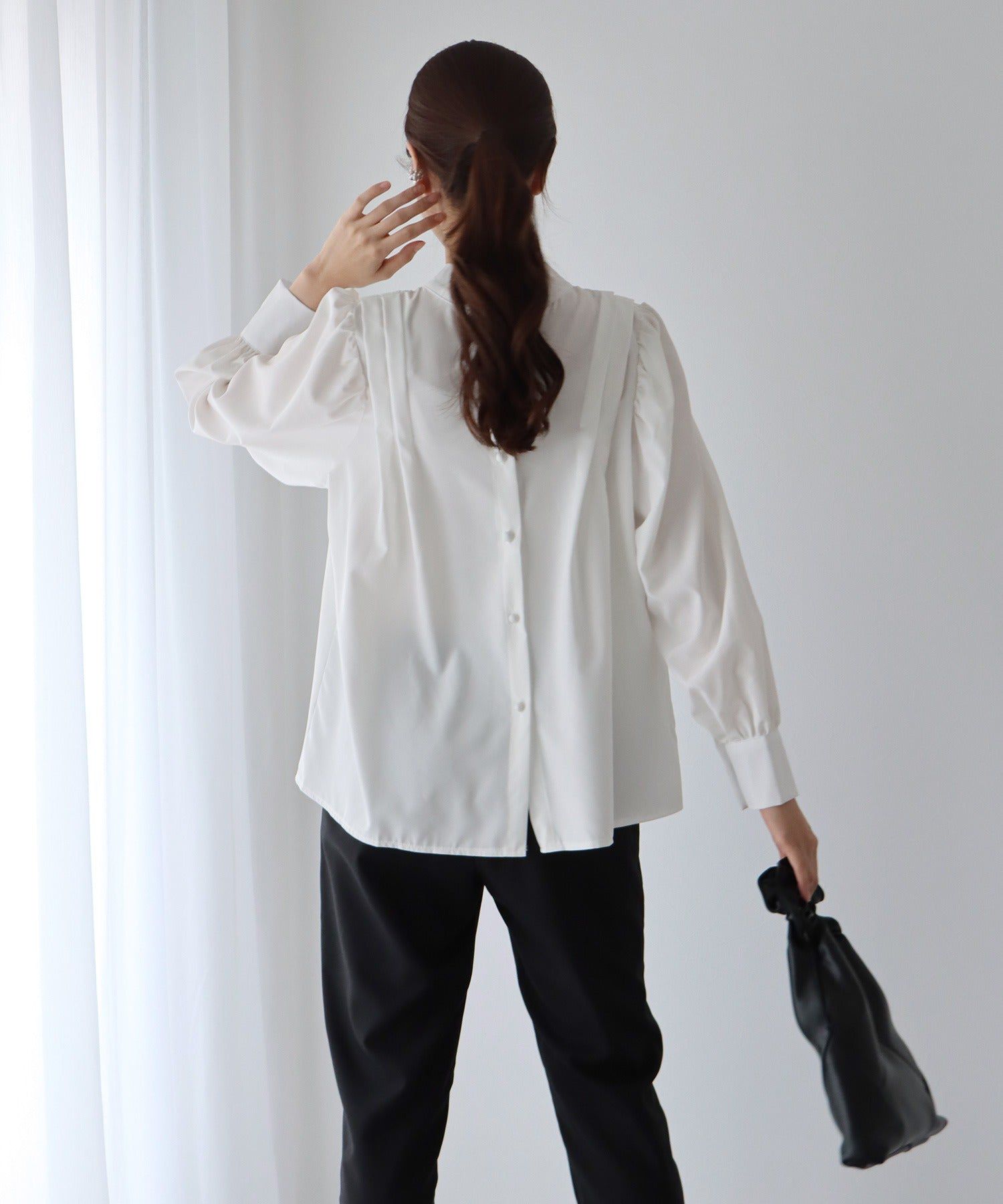 日本 BLUE EAST - 文藝氣質打摺長袖襯衫-米杏