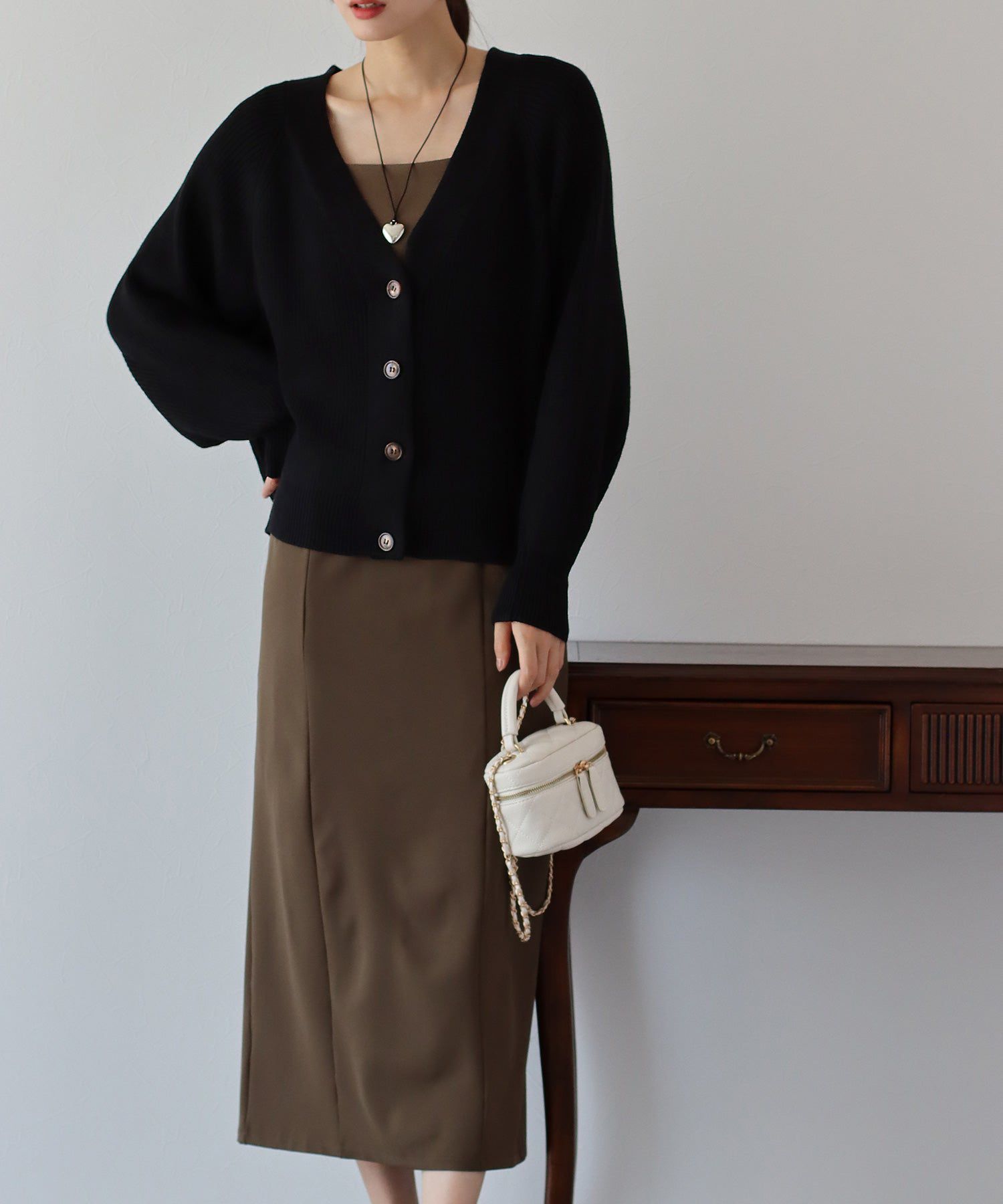 日本 BLUE EAST - 百搭V領彈性針織外套-米杏