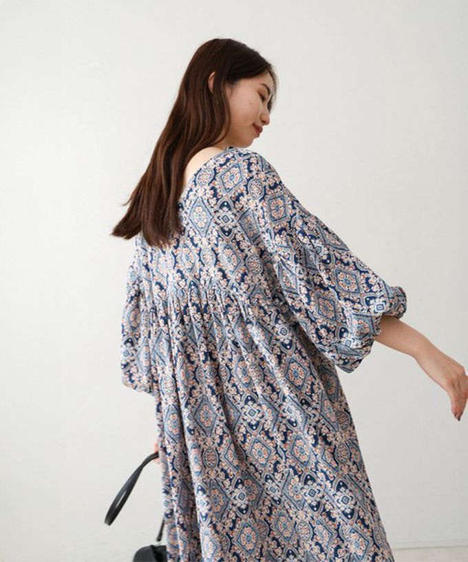 日本 Bab - 滿版歐風印花V領泡泡寬袖洋裝-深藍系