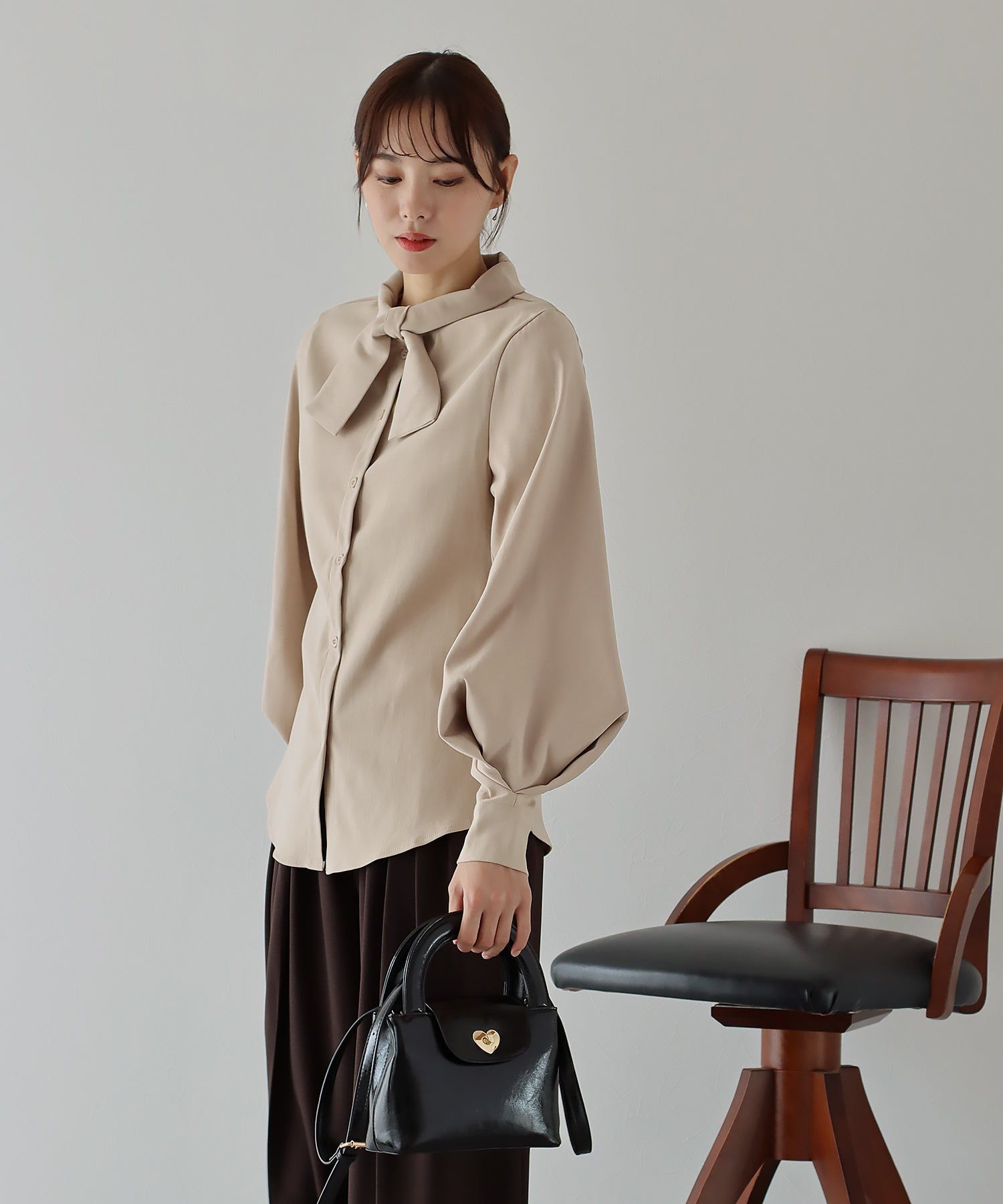 日本 BLUE EAST - 柔美扭結氣球長袖襯衫-黑