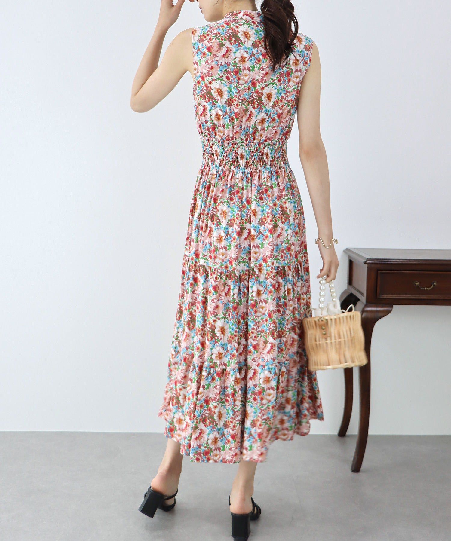 日本 BLUE EAST - 優雅小V領無袖洋裝-素色-摩卡