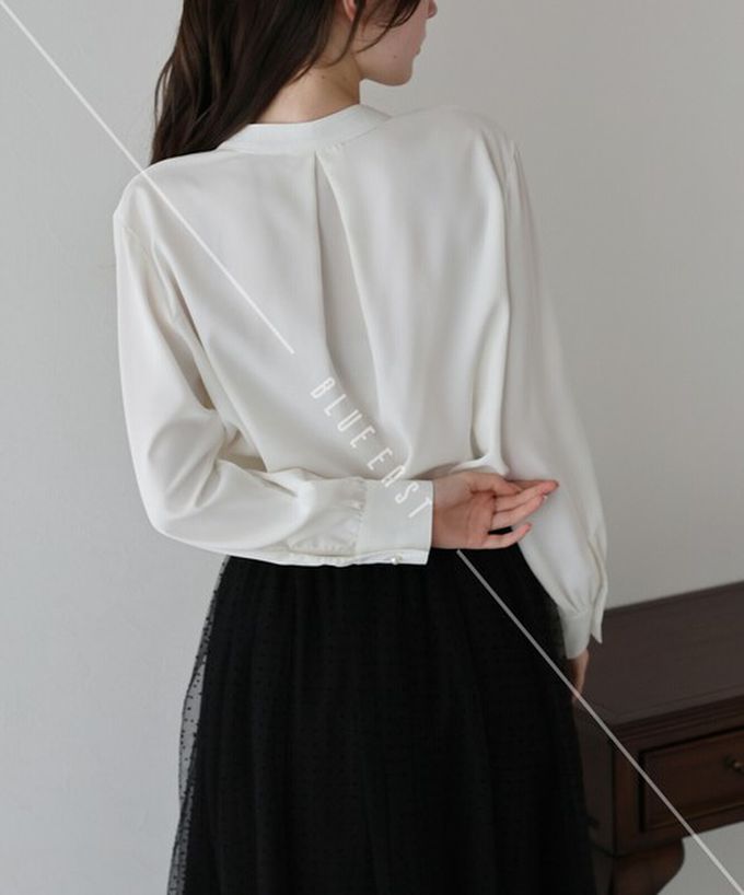 日本 BLUE EAST - 2way領知性整潔感打褶長袖上衣-珍珠袖扣-白