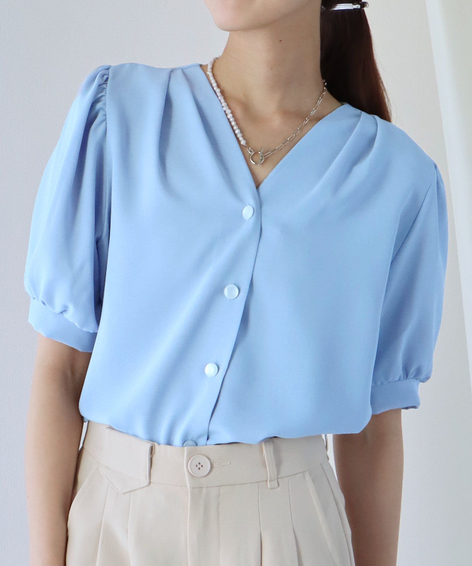 日本 BLUE EAST - 氣質V領珍珠釦短袖襯衫-淺米杏