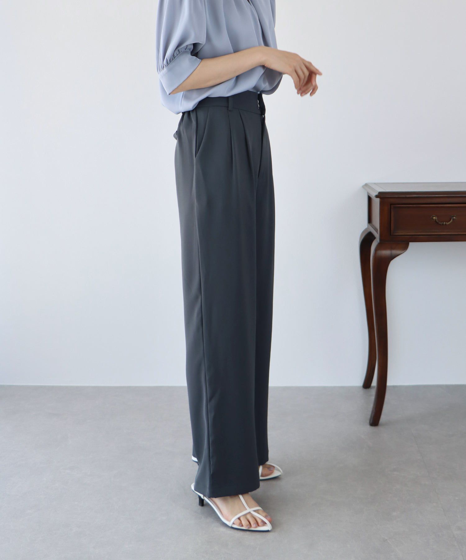 日本 BLUE EAST - 質感百搭垂墜感西裝褲-米灰