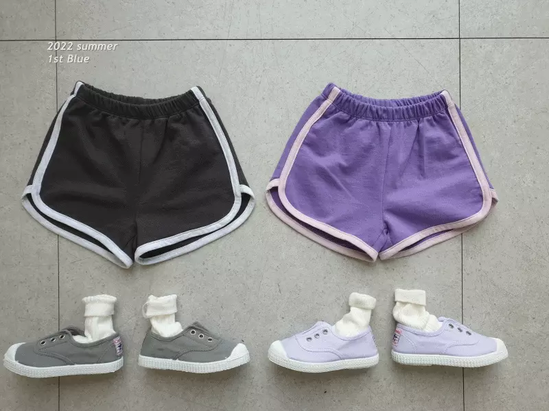 韓國 First Blue - 鬆緊腰白線條運動小短褲-黑