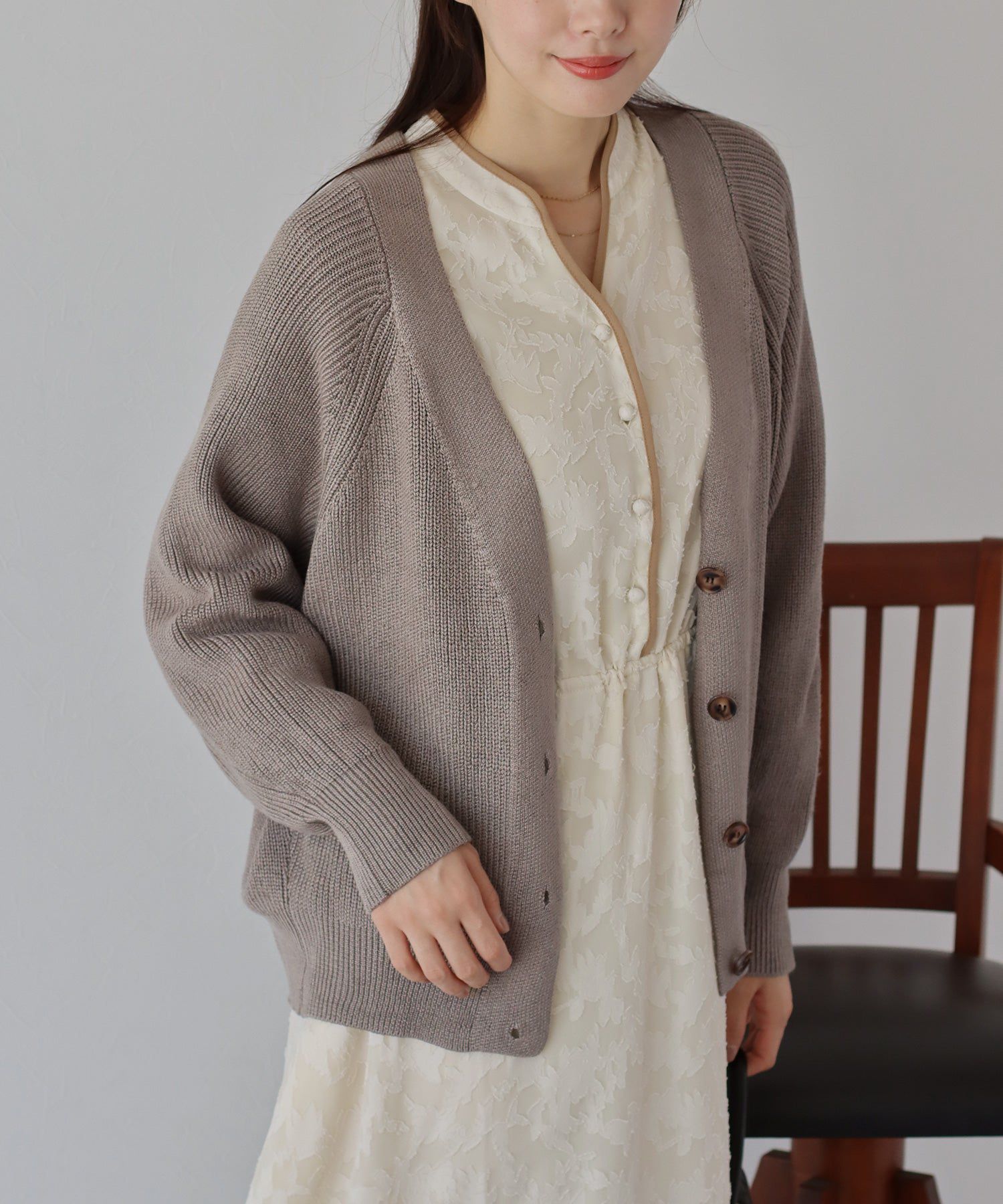 日本 BLUE EAST - 百搭V領彈性針織外套-米杏