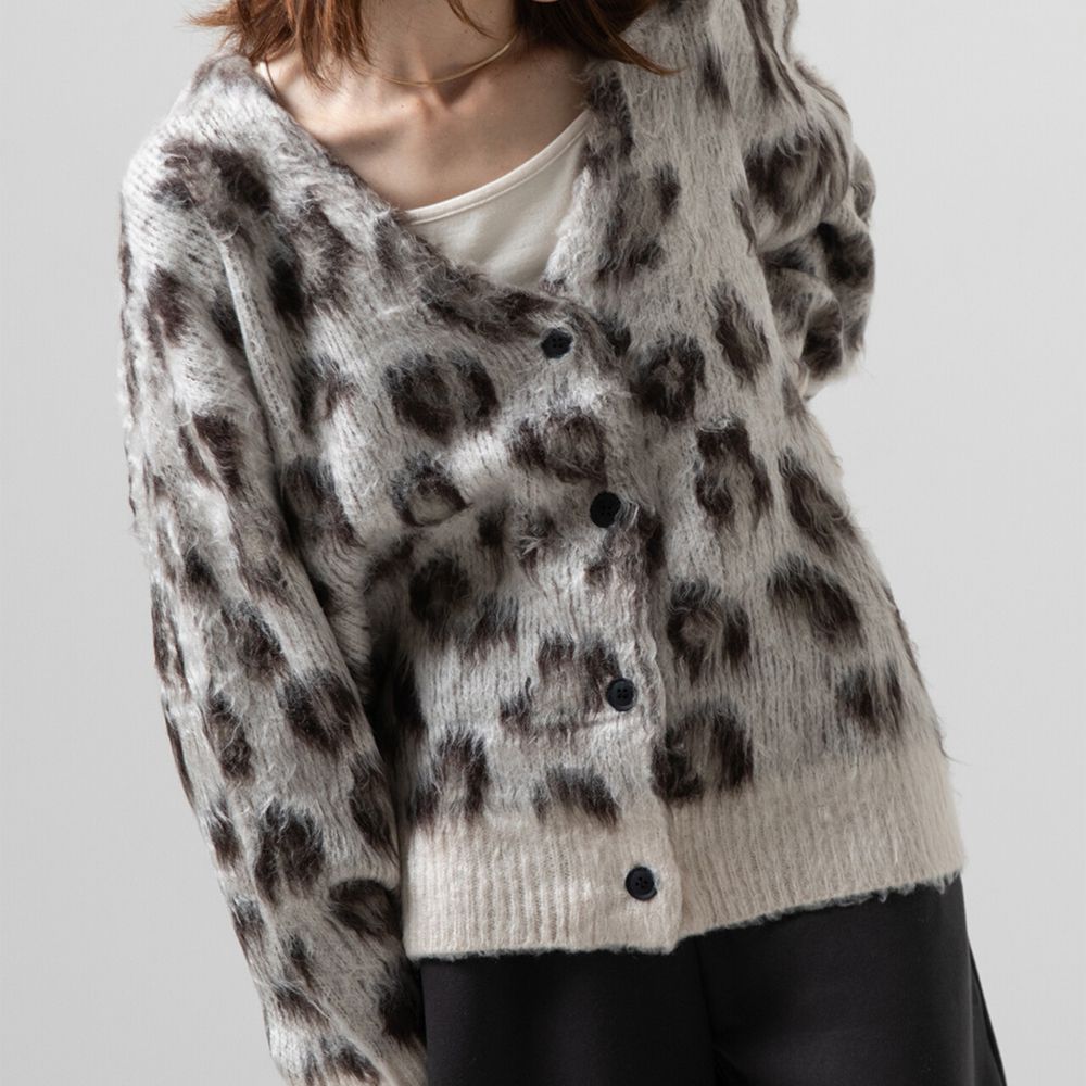 馬海毛觸感成熟豹紋V領針織開襟衫-米白