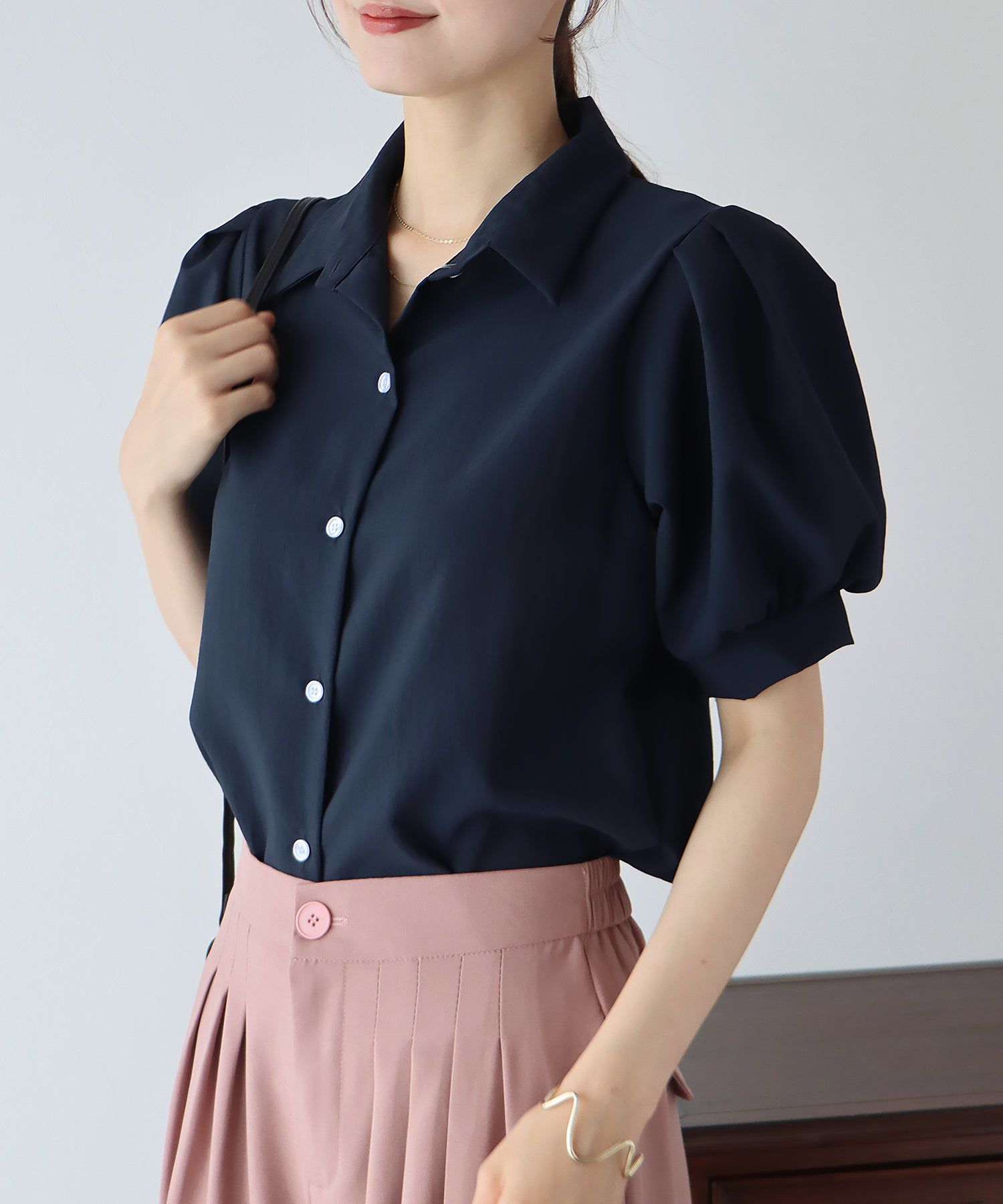 日本 BLUE EAST - 優雅百搭泡泡短袖襯衫-深藍