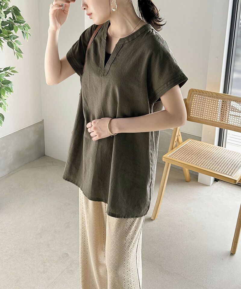 日本 Classical Elf - 2WAY棉麻透氣小V領落肩短T-軍綠
