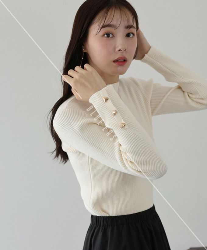 日本 BLUE EAST - 愛心金釦羅紋小高領長袖上衣-黑