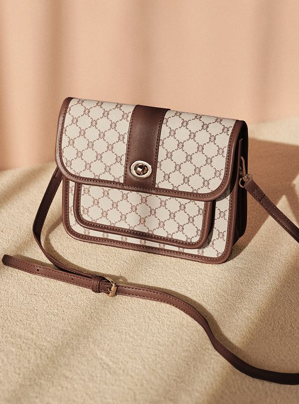 日本 GRL - 滿版花押字方形拼接側背包-杏