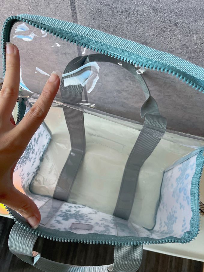 香港百寶袋王 Bagtory HK - 2023特別款花色午餐袋-時尚灰蕾絲(加贈原價$980秘境香芬精油滾珠瓶-麝香玫瑰費洛蒙系列*1)-27*13*19cm