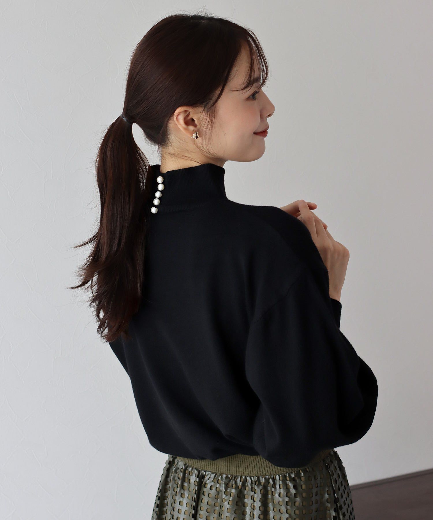 日本 BLUE EAST - 心機珍珠高領收袖針織長袖上衣-藍