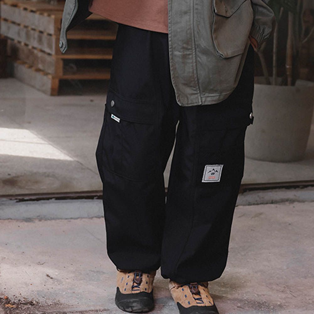 防潑水薄刷絨縮口長褲-個性口袋-黑色