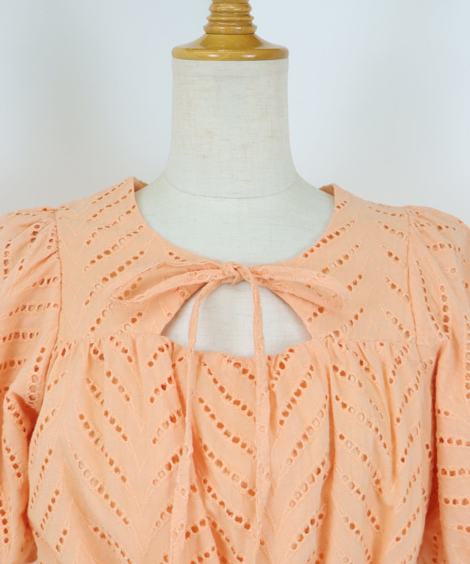 日本 BLUE EAST - 優雅雕花泡泡袖洋裝-白