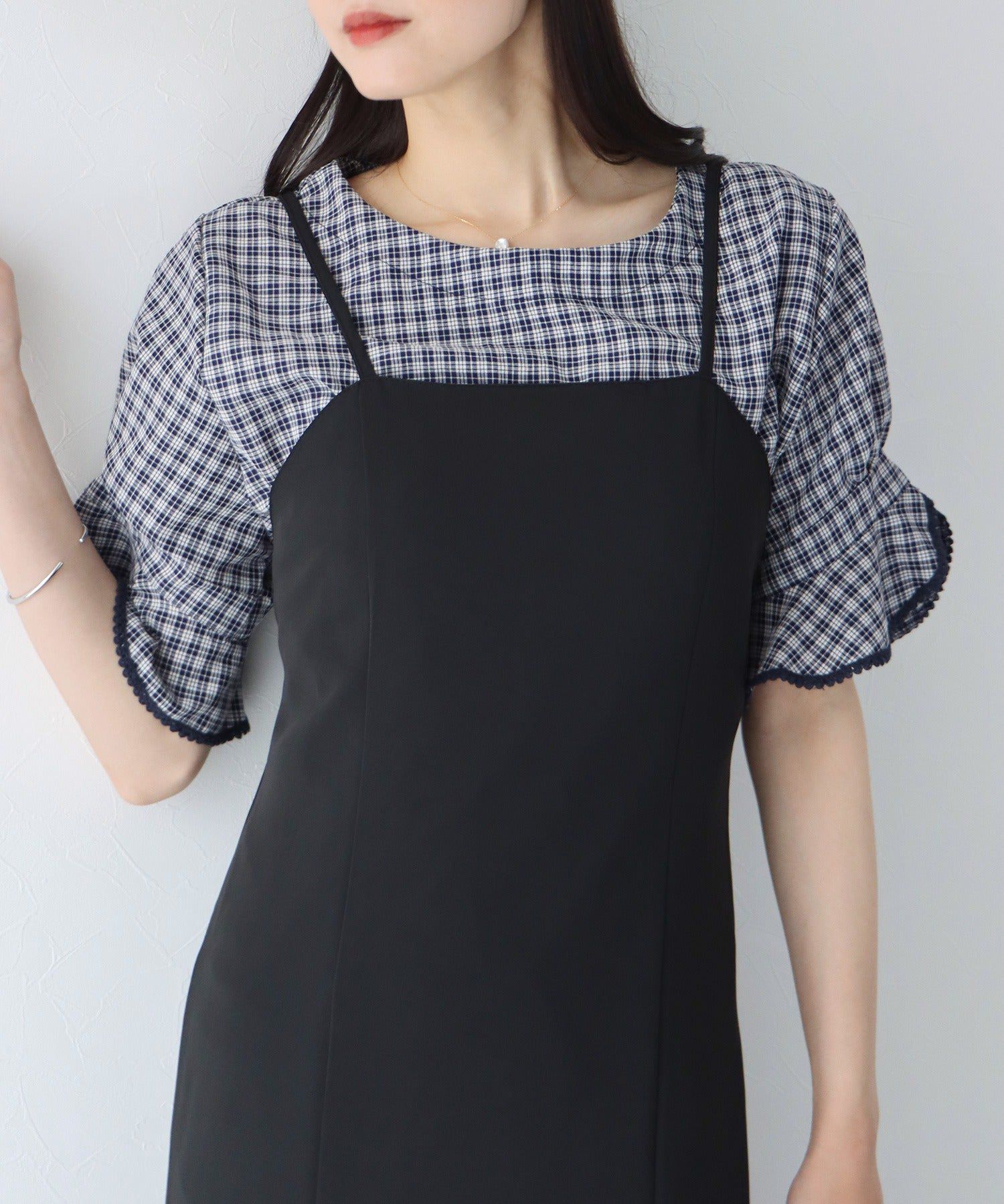 日本 BLUE EAST - 圓領小格紋荷葉五分袖上衣-水藍