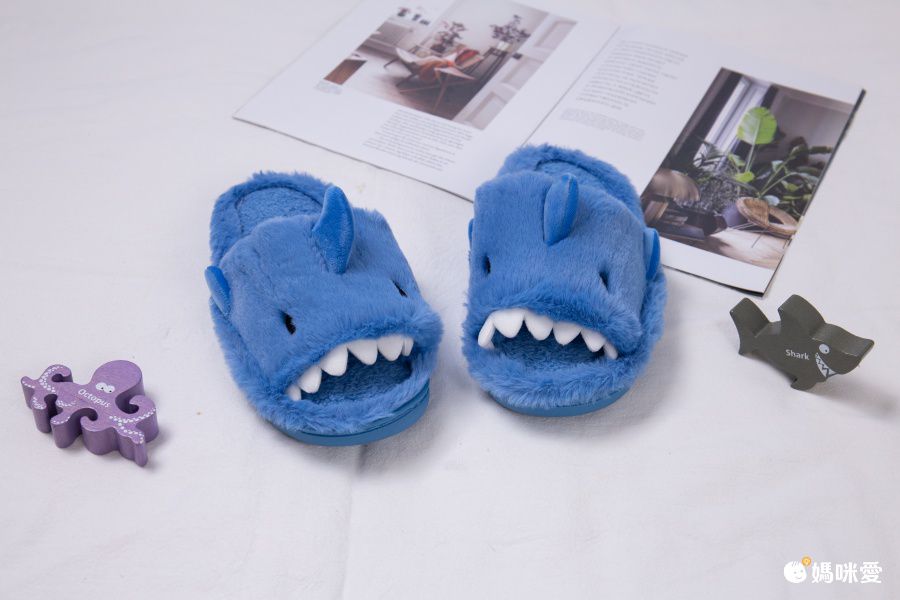 毛毛保暖室內拖鞋-可愛鯊魚-藍色