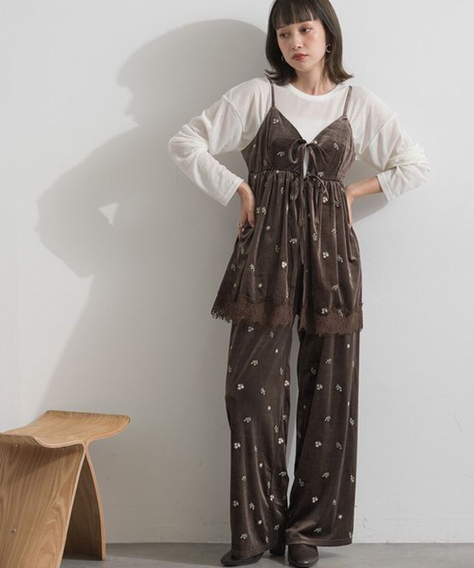 日本 ELENCARE DUE - 魅力光澤絨面舒適長褲-小花刺繡-深咖啡