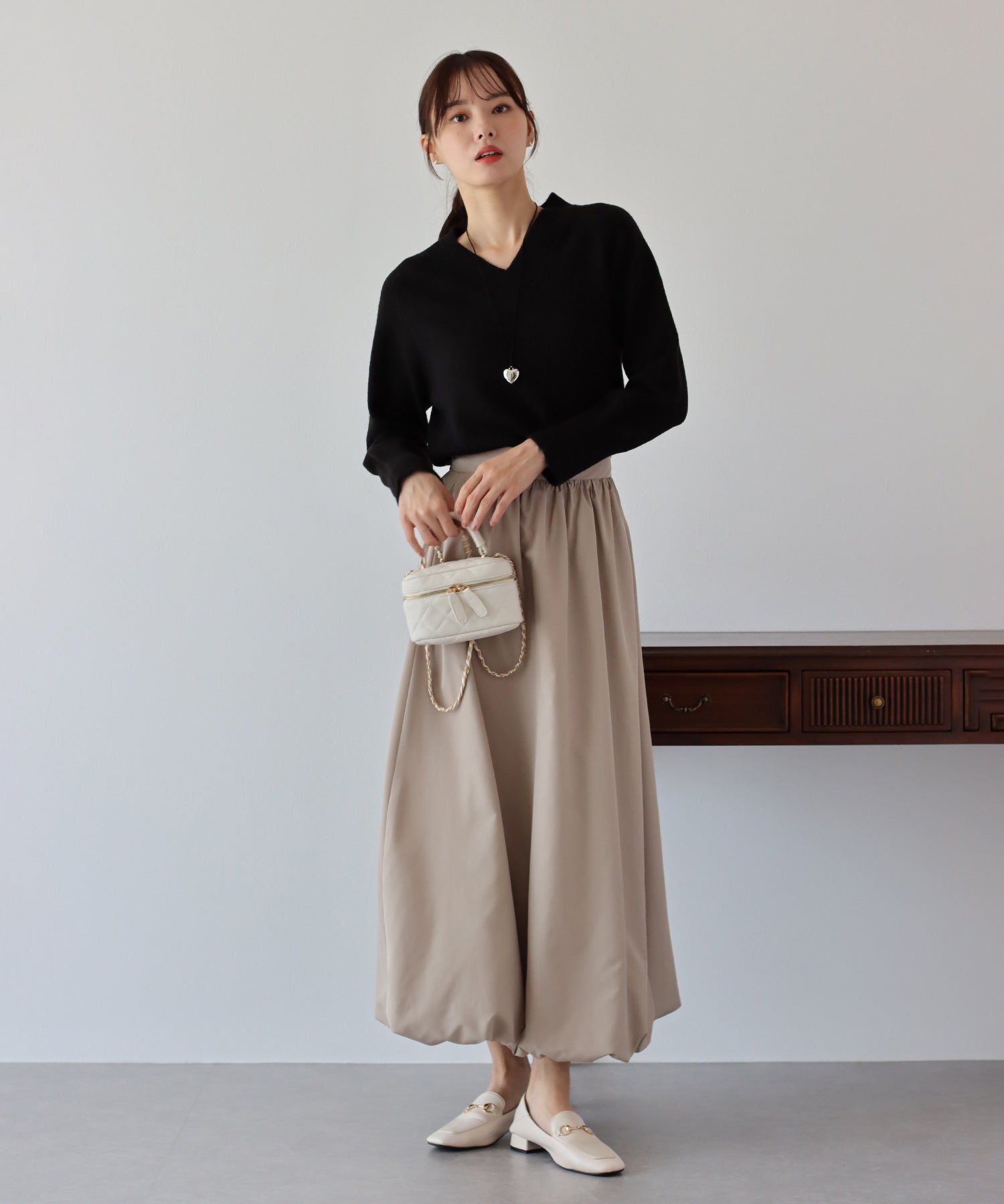 日本 BLUE EAST - 顯瘦V領柔軟針織上衣-黑