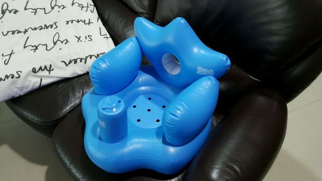 建議買充氣椅背部是星星型比較好，因為比上面他們那個還要高。不是說上面他們的不好，我只是想的比較多。
我家妹妹今天坐下去真的往後傾所以好險是買這種的(如圖)