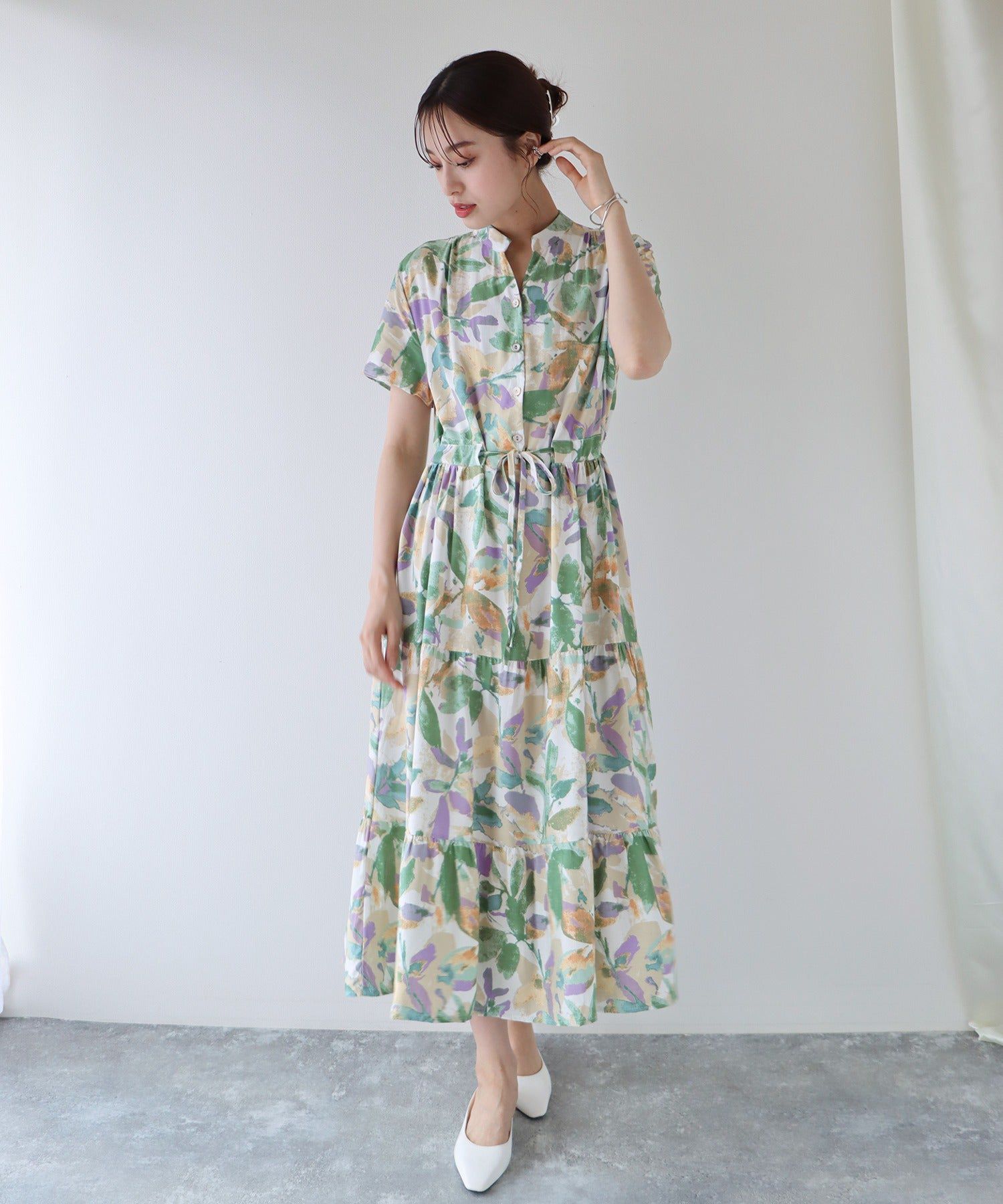 日本 BLUE EAST - 氣質小V領排釦短袖洋裝-碎花-深藍 (M(Free))