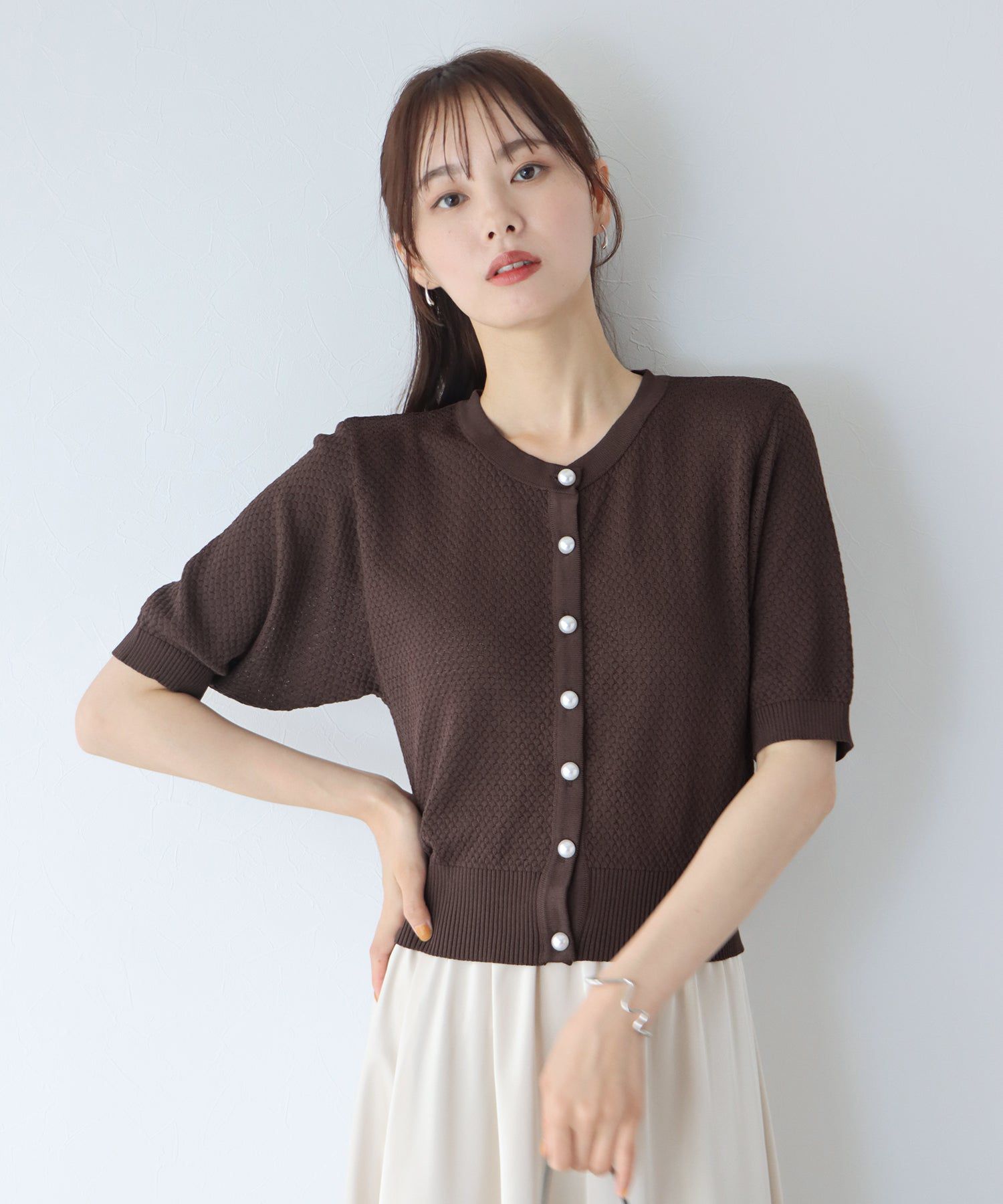 日本 BLUE EAST - 優雅圓領珍珠扣五分袖上衣-深可可
