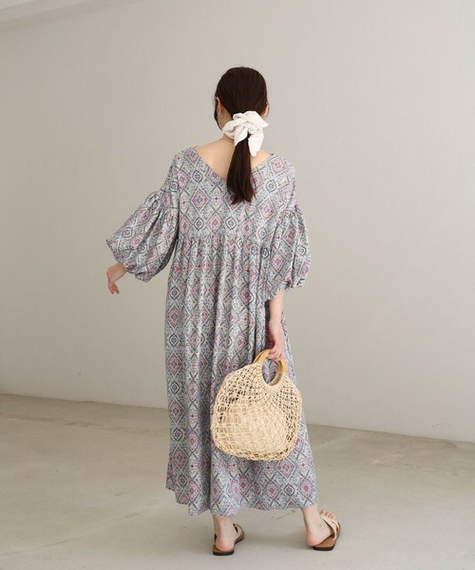 日本 Bab - 滿版歐風印花V領泡泡寬袖洋裝-寶藍棕系