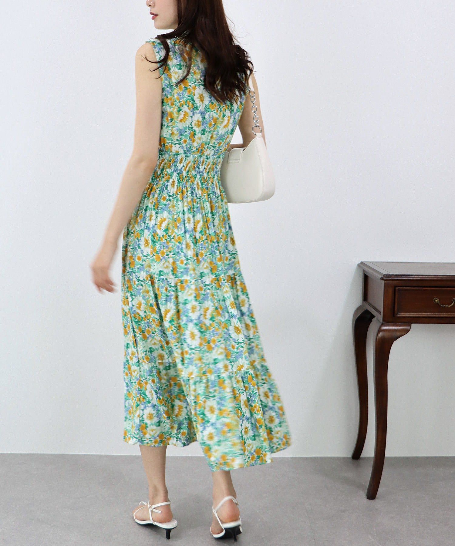 日本 BLUE EAST - 優雅小V領無袖洋裝-素色-摩卡