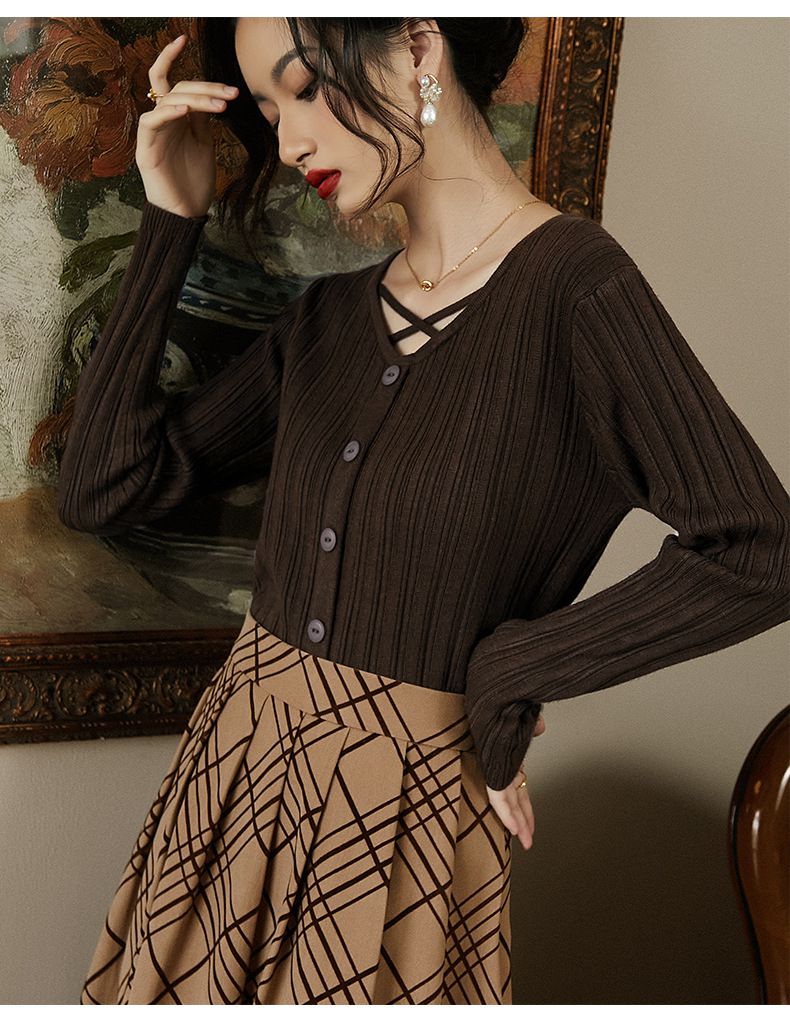 V領綁帶坑條長袖針織上衣-咖啡色