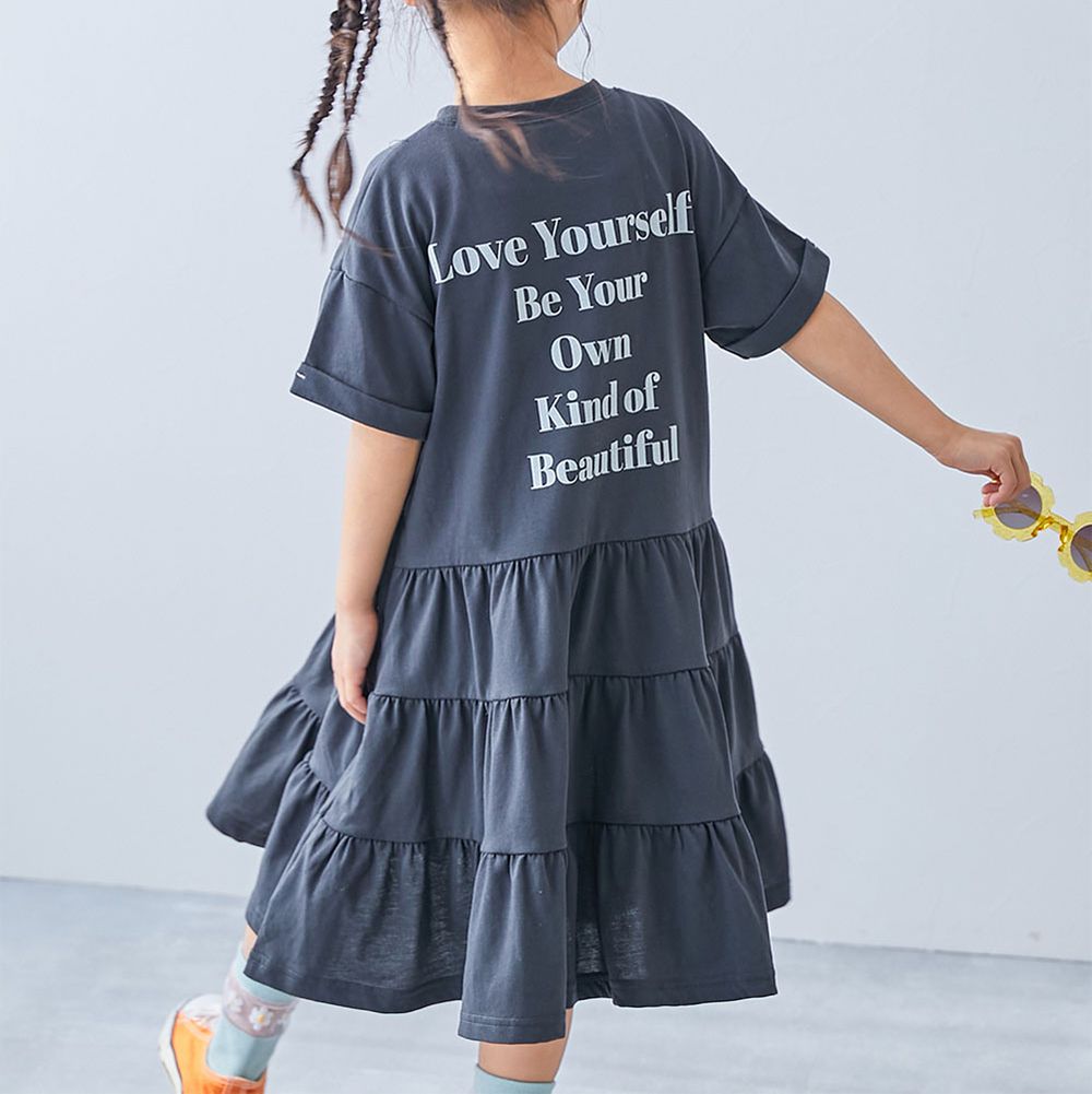天竺棉舒適分層短袖洋裝-背後標語-墨黑