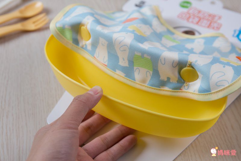 媽咪餵飯神器♡【日本 Combi】離乳餐具、圍兜！