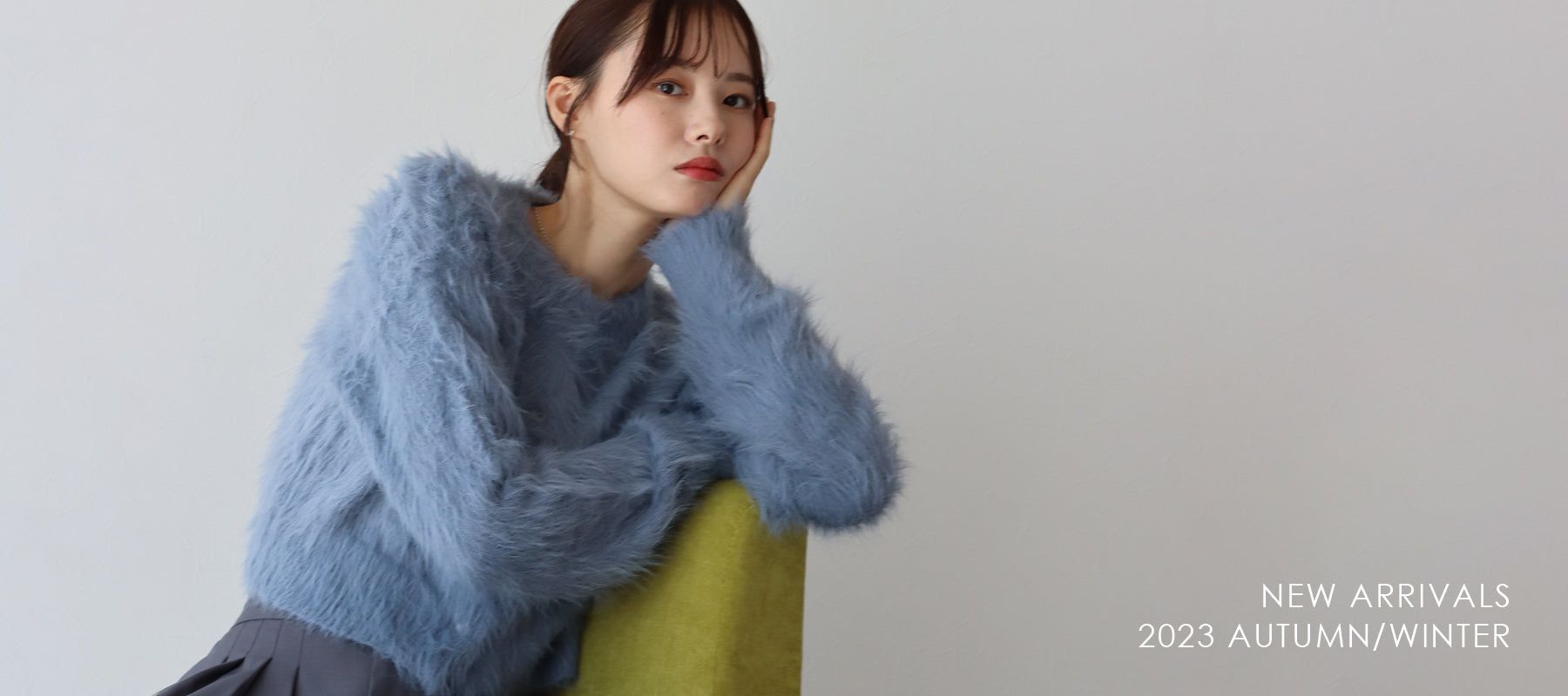 日本 BLUE EAST - 圓領短版刺繡大學T-卡其