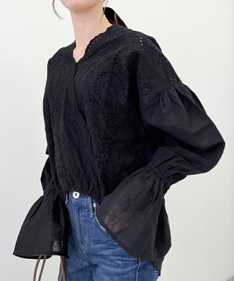 日本 Classical Elf - 小清新花朵領雕花長袖上衣-摩卡