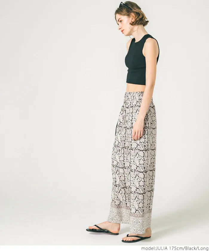 日本 COCA - 透氣印花修身寬褲-窗櫺印花-黑