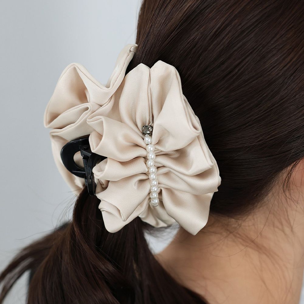 韓國製 精緻緞面珍珠點綴皺摺抓夾-米杏