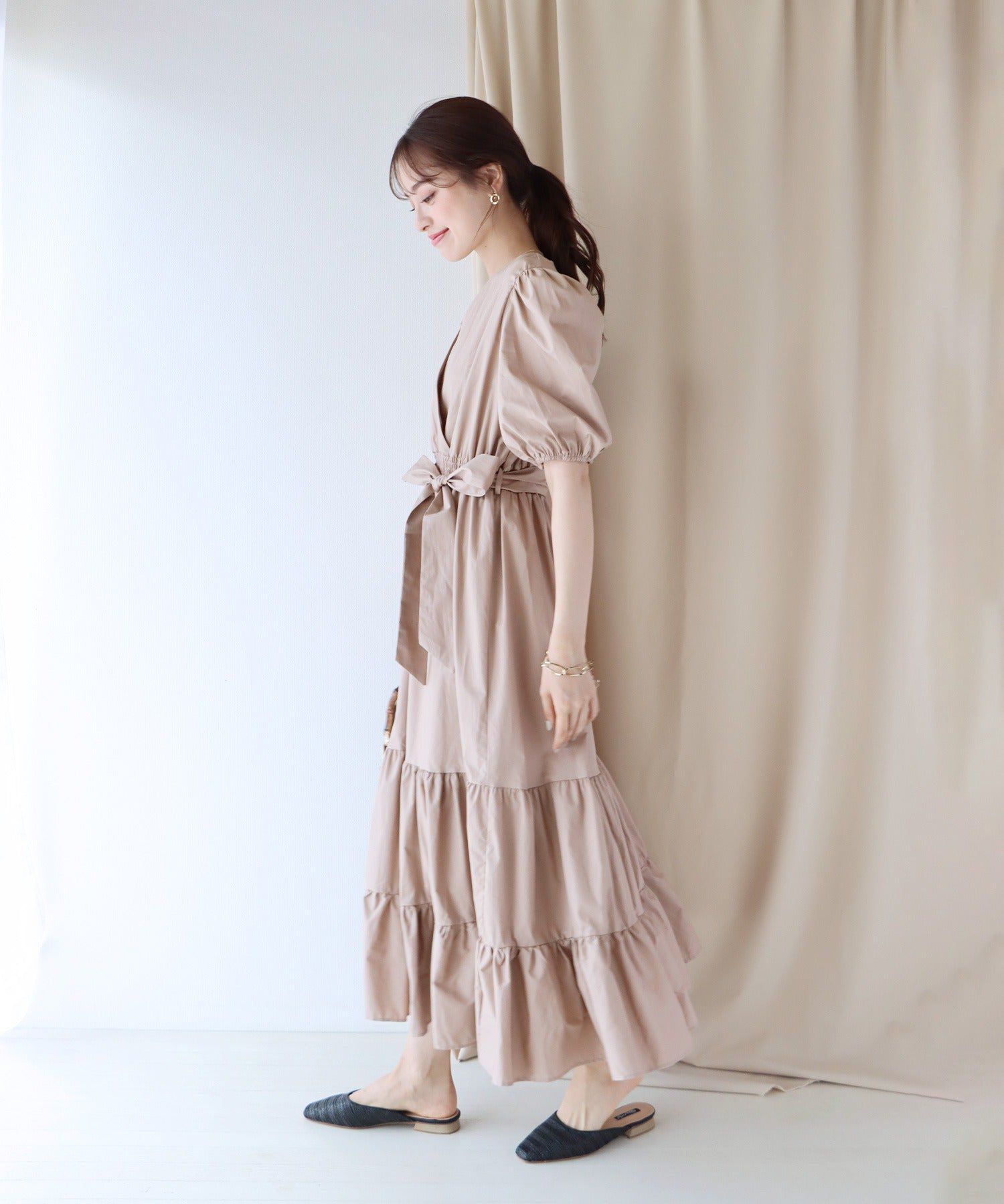 日本 BLUE EAST - 優雅小V領綁帶澎澎袖洋裝-奶茶棕