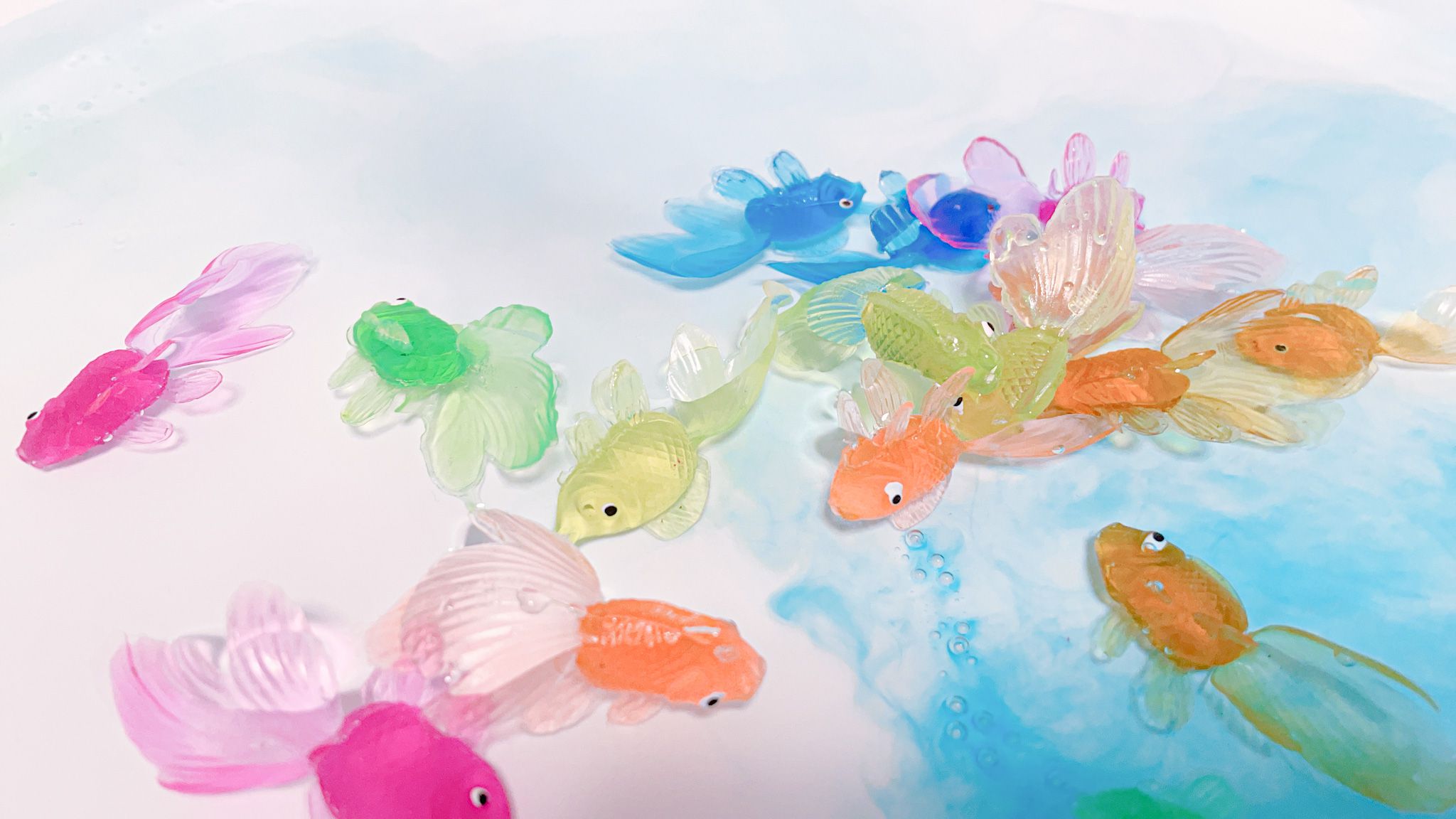 玩玩 Play - 彩色長尾果凍金魚組 (魚身長約4cm、撈網：小圓直徑7CM 長度30CM)-魚一組約20隻、撈網 1支