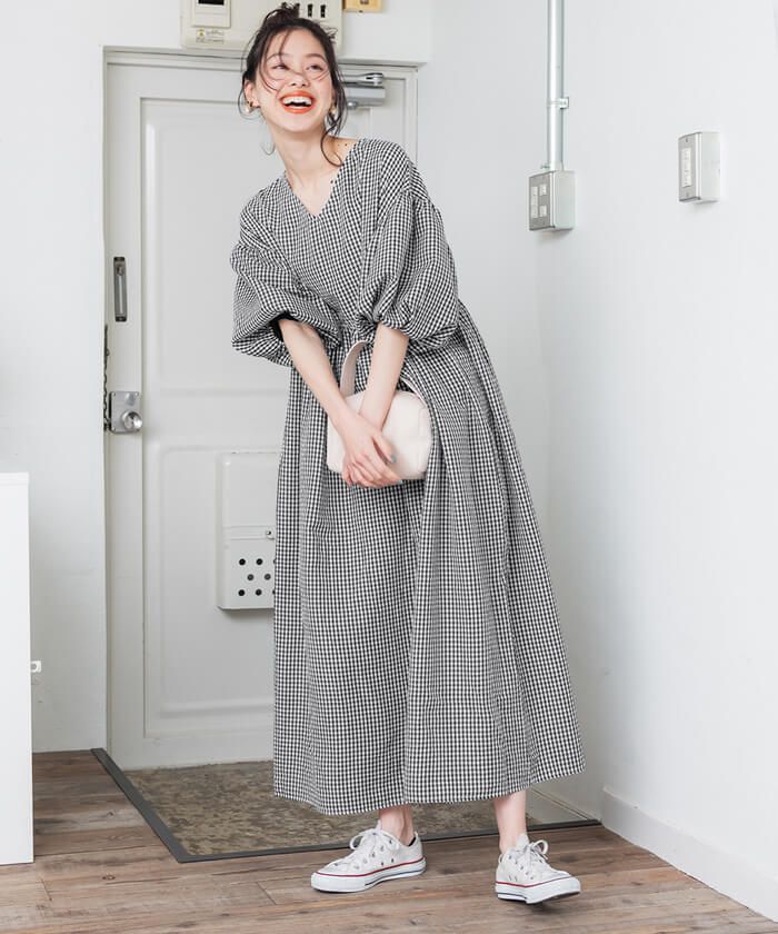 日本 COCA - V領收腰五分泡泡袖洋裝-格紋-黑