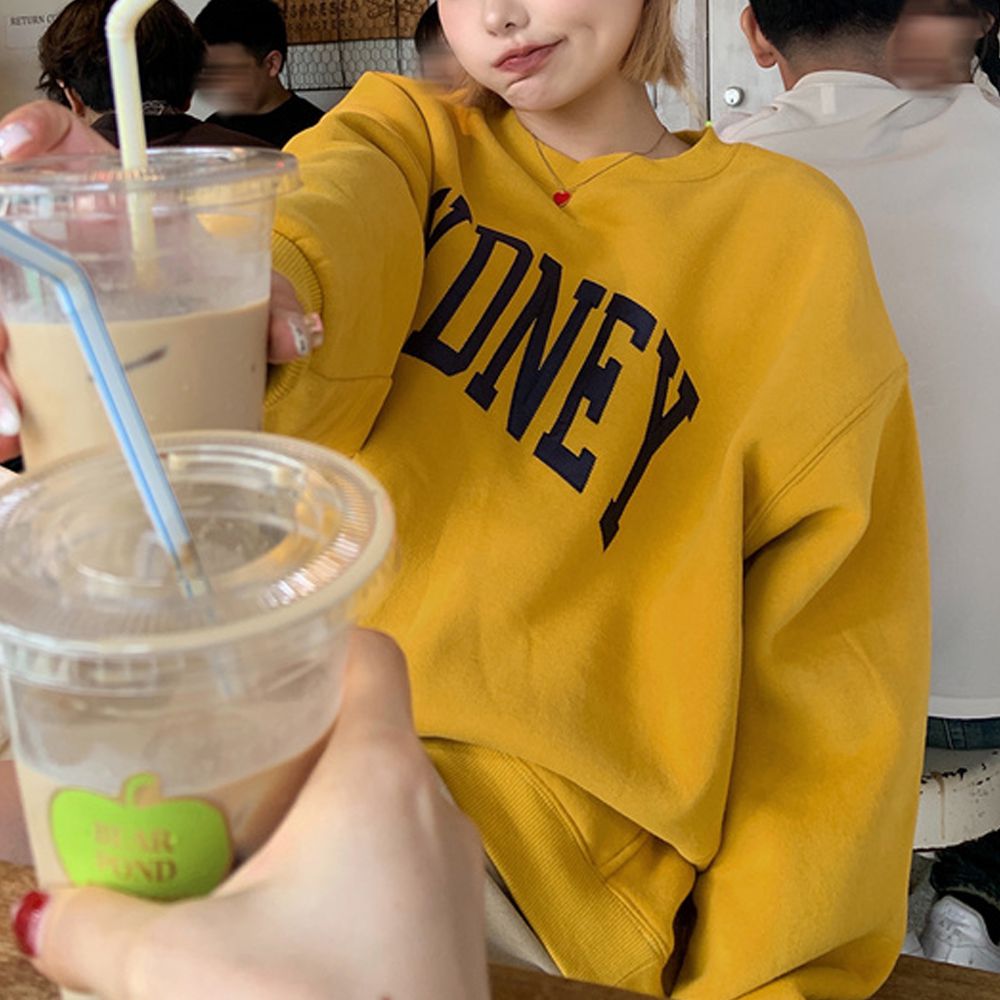 英文刺繡寬鬆休閒大學T-SYDNEY-芥末黃 (F)