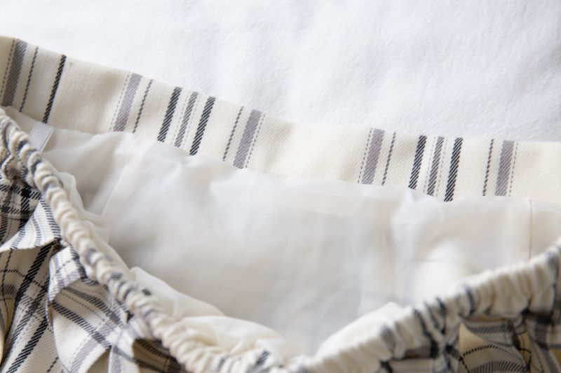 日本 BELLUNA - 純棉V領金釦點綴五分袖上衣-星塵粉