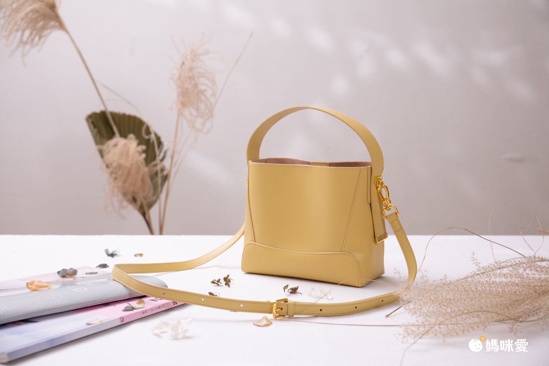 真皮水桶斜挎包-附拉鍊內袋-淺黃色 (21x17x9.5cm)
